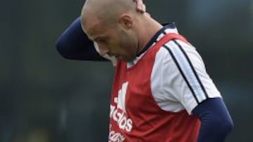 Argentina&#039;s midfielder Javier Mascherano gestures during a training session in Ezeiza, Buenos Aires, on October 5, 2015 ahead of the 2018 FIFA World Cup Russia qualifier football match against Ecuador to be held in Buenos Aires on October 8.    AFP PHOTO / JUAN MABROMATA