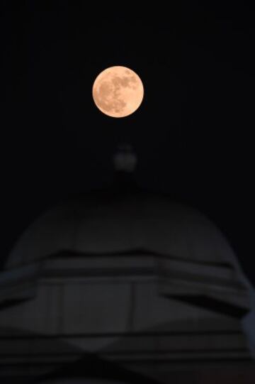 La superluna en la capital de la India, Nueva Delhi. 