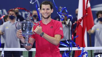 Dominic Thiem posa con el trofeo de campe&oacute;n del US Open tras derrotar en la final a Alexander Zverev.