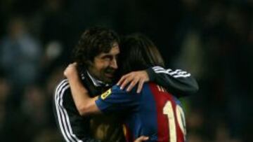 Raúl felicita a Messi por su hat-trick.