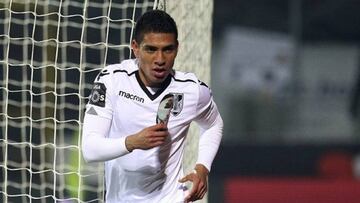 Paolo Hurtado durante un partido con el Vitoria Guimaraes.