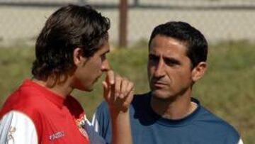 El entrenador del Sevilla, Manolo Jiménez, ha convocado a un total de 21 jugadores para el desplazamiento a tierras valencianas, que los nervionenses realizarán esta tarde a las 17.00 horas, para el partido liguero del próximo sábado (22.00 horas) contra el Villarreal.