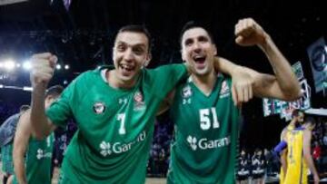 Metin Turen y Milko Bjelica cleebran la clasificación del Darussafaka para el Top-16.