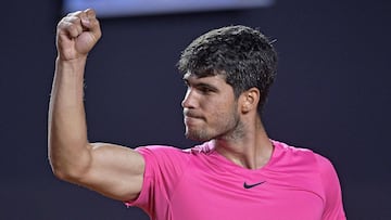 El tenista español Carlos Alcaraz celebra su victoria en cuartos de final ante Fabio Fognini en el Torneo de Rio de Janeiro.