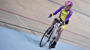 Robert Marchand rueda con su bicicleta en un velódromo de París.