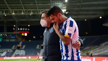 Porto's Mexican forward Jesus "Tecatito" Corona (R) leaves the pitch after getting injured during the Portuguese League football match between Porto and Famalicao at the Dragao stadium in Porto on April 30, 2021. (Photo by MIGUEL RIOPA / AFP)