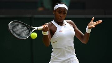 Cori Gauff devuelve una bola ante Simona Halep en Wimbledon.