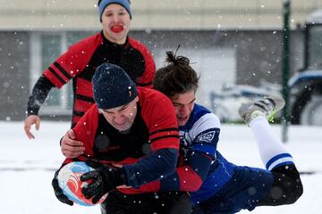 Jugadores de rugby aficionados participan en un torneo de rugby sobre la nieve en el suburbio de Zelenograd de Moscú. El evento deportivo anual reúne a 28 equipos masculinos y 12 femeninos.