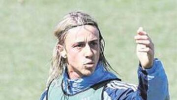 <b>MUY DURO. </b>Así entró Guti a Roberto Carlos en el ensayo de ayer.