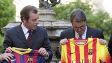 Sandro Rosell y Artur Mas posan con las camisetas del FC Barcelona de cara a la pr&oacute;xima temporada.