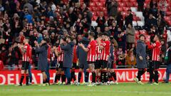 BILBAO, 03/03/2024.- Los jugadores del Athletic se acercan a la esquina del campo donde en el anterior partido falleció un aficionado término del partido de Liga de Primera División que el Athletic Club y el FC Barcelona disputan este domingo en el estadio de San Mamés. EFE/Miguel Toña
