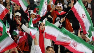 Mujeres iraníes viendo a su selección.