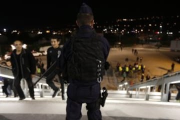 La policía se emplea a fondo en los registros y controles de seguridad fuera del estadio "Allianz Riviera" en Niza, antes del partido Niza - Lyon