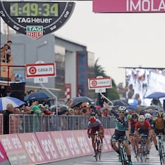 Bennett vuela bajo la lluvia en Ímola y Yates continúa líder