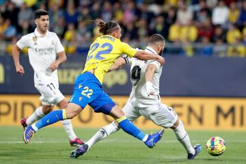 Luis 'Pacha' Espino' agarra de los hombros a Karim Benzema para evitar el avance del delantero francés.