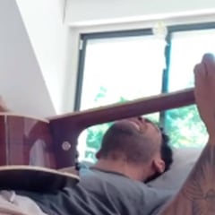 Dani Alves se recupera de su lesión tocando la guitarra
