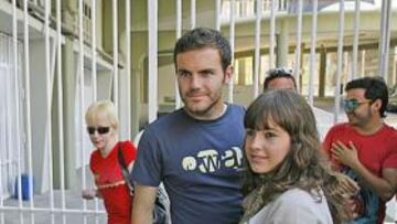 <b>PASIÓN EN MESTALLA. </b>Muchos aficionados se acercaron ayer al estadio ché. Mata fue de los más reclamados.