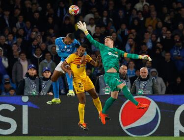 Juan Jesus, Jules Kounde y Marc-André ter Stegen saltan y pugnan por un balón dividido.
