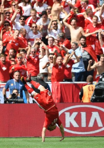 Xherdan Shaqiri celebra el 1-1.