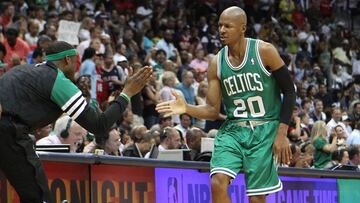 Ray Allen choca la mano con Keyon Dooling.