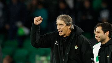 SEVILLA, 01/03/2025.- El entrenador del Betis, Manuel Pellegrini, durante el partido de la jornada 26 de LaLiga EA Sports que Real Betis y Real Madrid han disputado este sábado en el estadio Benito Villamarín, en Sevilla. EFE/Julio Muñoz