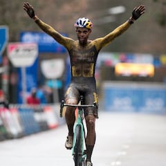 Van Aert, profeta en su tierra: logra derrotar a Van der Poel