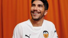 El Valencia presenta su nueva equipación con Carlos Soler como protagonista