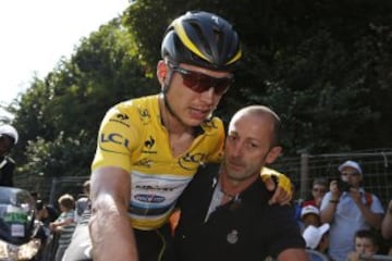 Tony Martin necesitó ayuda para bajar de la bici.