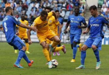 El centrocampista portugués del Málaga 'Duda', intenta controlar el balón ante los jugadores del Getafe, el centrrocampista francés, Mehdi Lacen, y el defensa Juan Valera, durante el partido de Liga de Primera División que los dos equipos disputan en el Coliseum Alfonso Pérez, en Getafe.