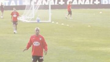 <b>BAJA. </b>Perea no viajará a San Sebastián y vio la sesión desde un banco.