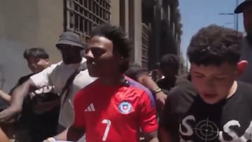 Speed recibe una bufanda de la U en pleno Paseo Ahumada: su respuesta sorprenderá