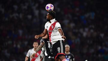 Miguel Borja durante un partido de River Plate en la Liga Argentina.