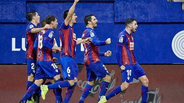 Un golpe sobre la mesa que la hizo añicos