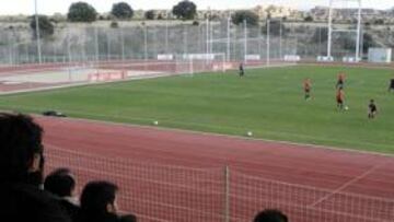<b>SIEMPRE ATENTOS. </b>Ojeadores de clubes y representantes toman nota de los mejores jugadores españoles Sub-16 en Las Rozas.