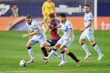 Darko Brasanac entre Héctor Herrera y Ángel Correa.