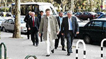 <b>BIEN ACOMPAÑADO</B>. Piterman llegó con Miguel Ángel Díaz, Santiago Díaz y el jefe de seguridad del club.