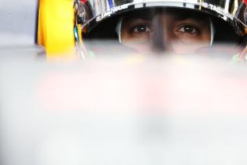 Daniel Ricciardo preparado para salir en la clasificación del GP de Australia.