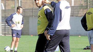 <b>BUEN ROLLO. </b>Tamudo y De la Peña tuvieron tiempo para bromear en la sesión de entrenamiento de ayer.