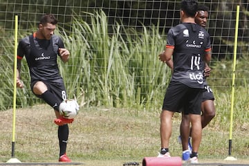 Aldo Bobadilla es el nuevo técnico del Independiente Medellín y hoy dirigió la práctica del equipo que se prepara para el partido ante Once Caldas