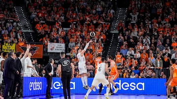 Mario Hezonja, que había robado el balón segundos antes, ejecuta el triple ganador delante de Montero y tras la asistencia de Abalde.