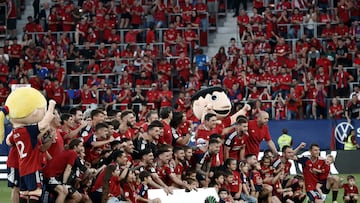 PAMPLONA, 04/06/2023.- Jugadores y cuerpo t¨¦cnico de Osasuna durante las celebraciones a la finalizaci¨®n del encuentro correspondiente a la ¨²ltima jornada de primera divisi¨®n que han disputado hoy domingo frente al Girona en el estadio de el Sadar, en Pamplona. EFE / Jes¨²s Diges.