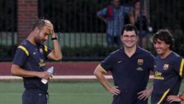 <b>CALOR SOFOCANTE. </b>Guardiola se refresca en el entrenamiento.