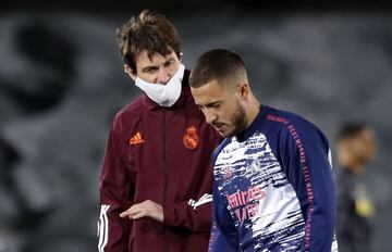 Grégory Dupont, preparador físico del Madrid, da instrucciones a Hazard antes del Real Madrid-Inter de Champions.