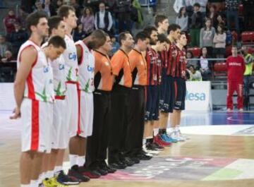 Minuto de silencio en el partido de ACB entre el Cajasol y el Laboral Kutxa.