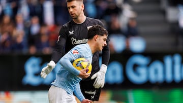 Hugo Álvarez recoge el balón en presencia de Unai Simón tras marcarle gol al Athletic.