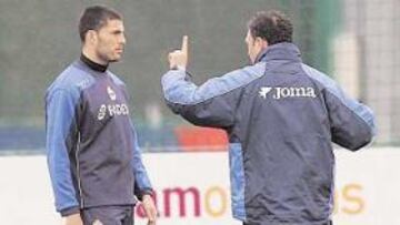 <b>DIÁLOGO. </b>Caparrós le confirmó ayer personalmente a Diego que estará en el once del sábado.