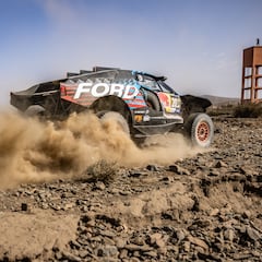Sainz roza la primera con Ford