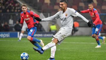 AS Roma Italian midfielder Lorenzo Pellegrini shoots the ball during the UEFA Champions League group G football match between PFC CSKA Moscow and AS Roma at the Luzhniki stadium in Moscow on November 7, 2018. (Photo by Alexander NEMENOV / AFP)