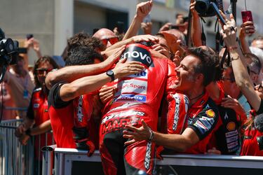 Marc Márquez, de Ducati Lenovo Team, celebra con sus compañeros de equipo la victoria en la carrera de MotoGP del Gran Premio de Aragón en el circuito Motorland de Alcañiz.