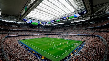 El Real Madrid ha convertido su estadio en una referencia mundial con una reforma de 1.170 millones de euros. El nuevo Bernabéu cuenta con techo retráctil, césped móvil, pantalla LED 360º y tecnología de vanguardia, permitiendo su uso para eventos deportivos y conciertos todo el año. Su capacidad asciende a 84.000 personas buscando no solo brillar en el Mundial, sino también a generar ingresos los 365 días del año.
